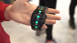Smartfony w przyszłości mają być noszone na ręku niczym zegarek. Nie będą też korzystać z tradycyjnych kart SIM News powiązane z zaginany ekran