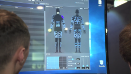 CES 2019: Skafander pozwoli się całkowicie zanurzyć w wirtualną rzeczywistość. Będzie symulować temperaturę otoczenia oraz imitować bodźce odbierane przez skórę News powiązane z technologia haptyczna