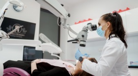 Na czym polega leczenie zębów pod mikroskopem? Biuro prasowe