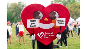 Zostały już tylko godziny do startu zapisów na Poland Business Run 2026. Cała Polska – i świat – pobiegną, by pomagać