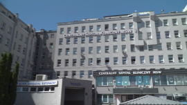 Centralny Szpital Kliniczny MSWiA w Warszawie w czasie pandemii - z zewnątrz [przebitki] News powiązane z epidemia