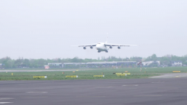 Lądowanie samolotu Antonow An-124 „Rusłan” na Lotnisku Chopina - transport artykułów medycznych z Chin - maj 2020 [przebitki]