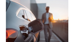 Elektromobilność wchodzi do głównego nurtu biznesu. Firmy napędzają rynek szybciej, niż rozwija się infrastruktura ładowania Biuro prasowe