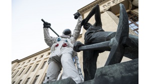 Krakowski pomnik górników i hutników przebrany za astronautę