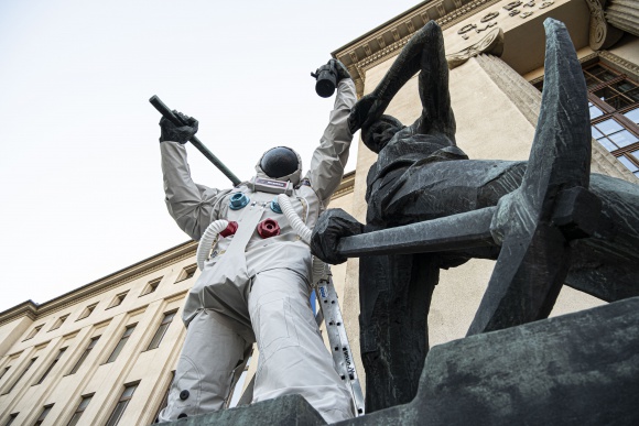 Krakowski pomnik górników i hutników przebrany za astronautę