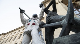 Krakowski pomnik górników i hutników przebrany za astronautę