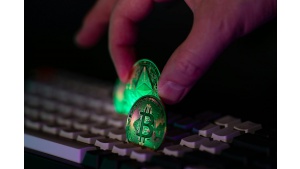 Internetowi oszuści stosują kolejne sztuczki. Jak nie dać się oszukać „na kryptowaluty”?