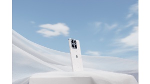 Motorola edge 70 Pantone Colour of the Year 2026 z kryształami Swarovski Biuro prasowe