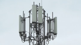Eksperci uspokajają: poziom pola elektromagnetycznego wytwarzanego przez stacje bazowe operatorów komórkowych w Polsce na niskim poziomie