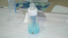 Inteligentny pojemnik na butelkę ułatwi karmienie niemowlęcia. Rozwiązania baby tech są coraz bardziej zaawansowane i wspierane przez sztuczną inteligencję News powiązane z inteligentny laktator