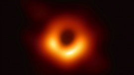 Przełom w obserwacji czarnych dziur. Dane z 19 obserwatoriów mogą pomóc testować ogólną teorię względności Einsteina [DEPESZA] News powiązane z przyspieszanie cząstek