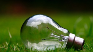 3 wskazówki, jak żyć bardziej ekologicznie, oszczędzając prąd