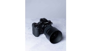 Kompaktowy oraz lekki obiektyw stałoogniskowy 85 mm o przysłonie F1.8