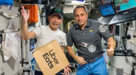 Uber Eats realizuje pierwszą dostawę jedzenia w kosmos