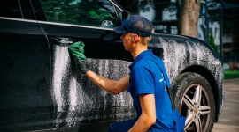 Estoński start w Polsce: przyjadą i umyją samochód. Mobilnie i ekologicznie