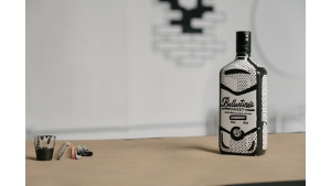 MARKA BALLANTINE’S W LIMITOWANEJ, CZARNO-BIAŁEJ ODSŁONIE