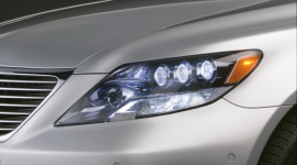 Automatyczne i adaptacyjne światła w samochodach - czym się różnią?