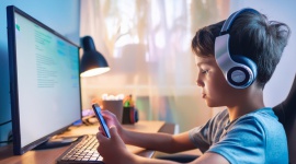 Nadmiar elektroniki szkodzi rozwojowi dziecka. Jak mądrze korzystać z ekranów? Biuro prasowe