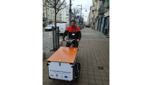 W Gdyni kurier dostarczy paczki elektrycznymi rowerami cargo