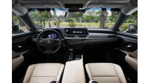 Lexus ES z nowym napędem AWD blisko debiutu?