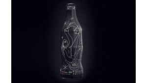 Limitowana edycja butelki Coca-Cola autorstwa Karola