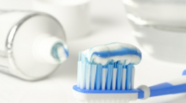 Białe plamki na zębach? Przyczyną może być nadmiar fluoru!