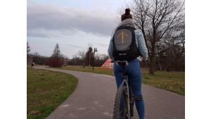 Na rowerze jak w samochodzie – Platinet prezentuje plecak z kierunkowskazami LED